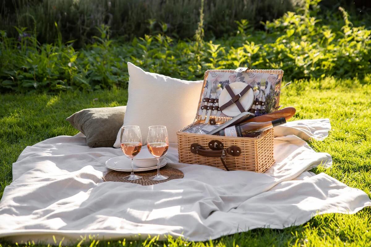 How to Pack the Perfect Picnic Basket for an Australian Summer